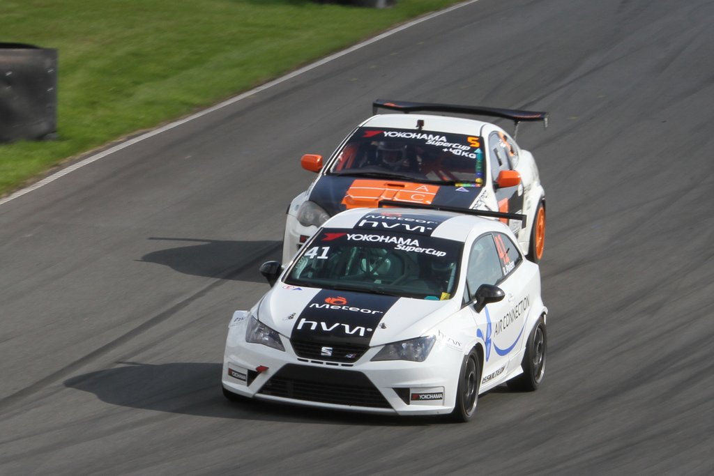 Rene Povlsen (41) i Seat Ibiza og Jakob Borum (5) i Honda Integra ligger tæt i kampen om fjerdepladsen
(Foto: Keld Dohm)